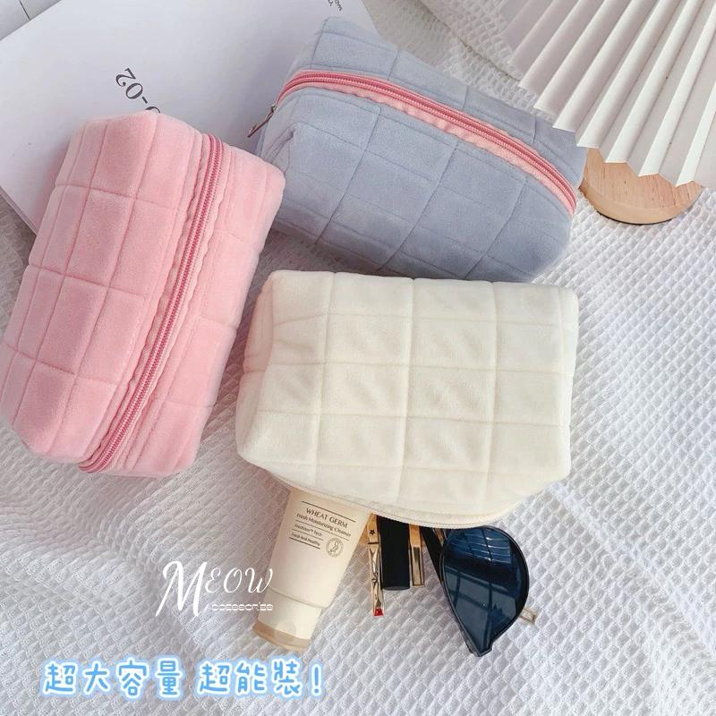 Meow acc【台灣現貨】雲朵枕頭包 化妝包 鉛筆盒 大容量包包 毛絨包 筆袋 萬用包 雲朵包 旅行收納包 方塊包-細節圖2