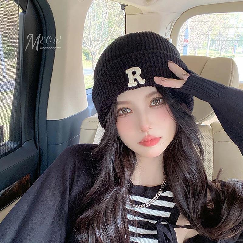 Meow acc【台灣現貨】R字針織毛帽 字母R針織帽 保暖毛帽 素色毛帽 秋冬保暖小物 包頭帽 韓版毛線帽 護耳帽-細節圖3