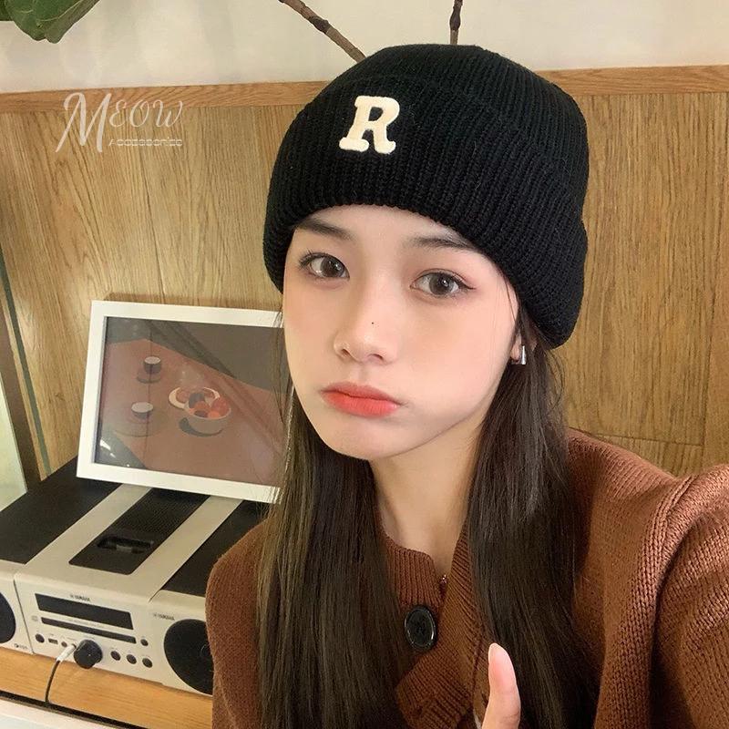 Meow acc【台灣現貨】R字針織毛帽 字母R針織帽 保暖毛帽 素色毛帽 秋冬保暖小物 包頭帽 韓版毛線帽 護耳帽-細節圖4