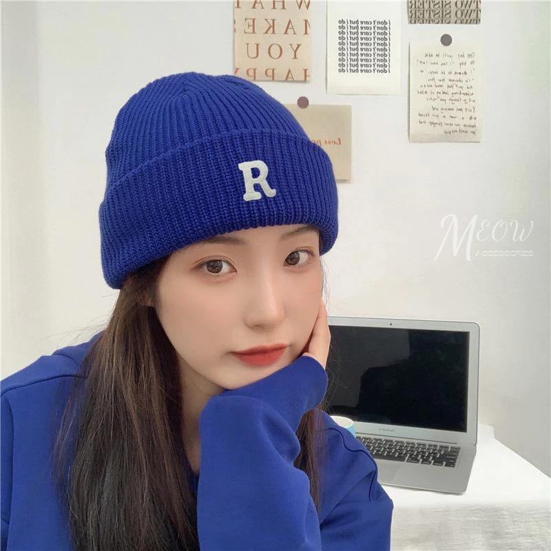 Meow acc【台灣現貨】R字針織毛帽 字母R針織帽 保暖毛帽 素色毛帽 秋冬保暖小物 包頭帽 韓版毛線帽 護耳帽-細節圖6