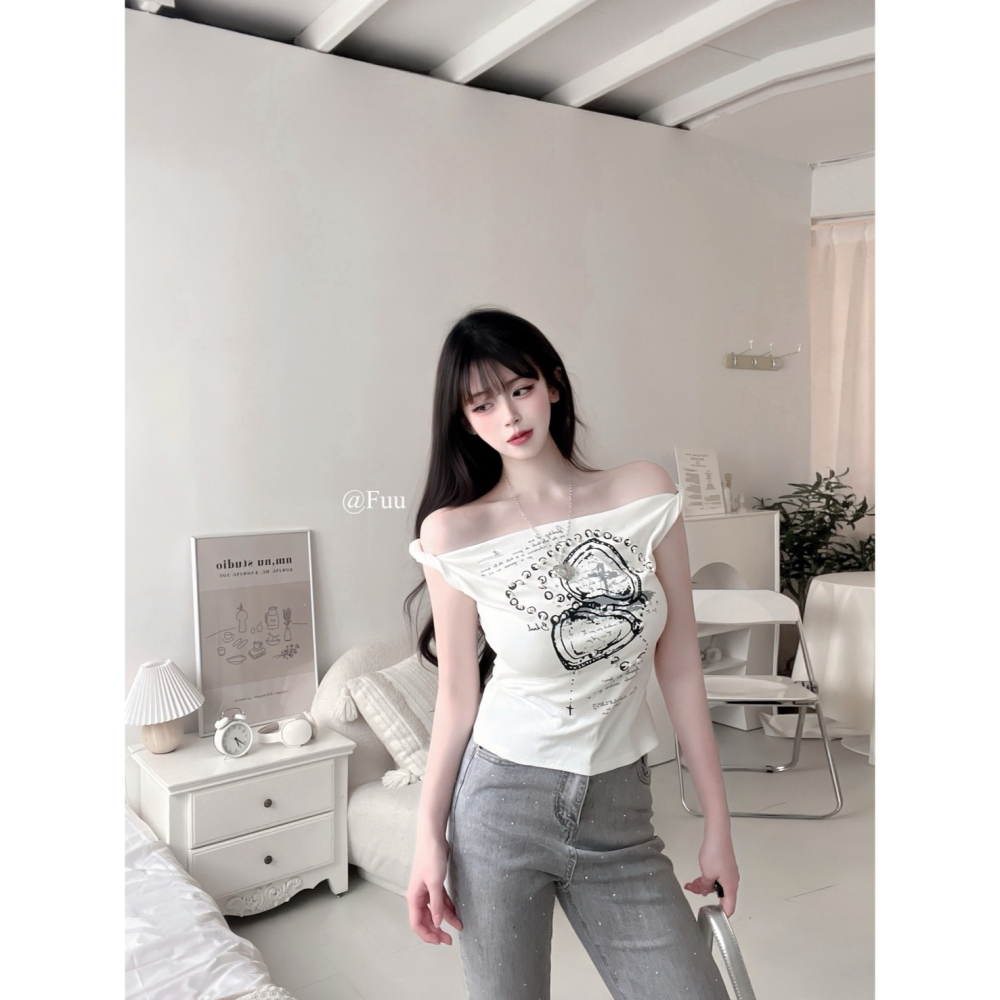 [51261]月蝕辣妹｜扭結肩帶設計感一字領立體珍珠圖案設計感上衣-細節圖2