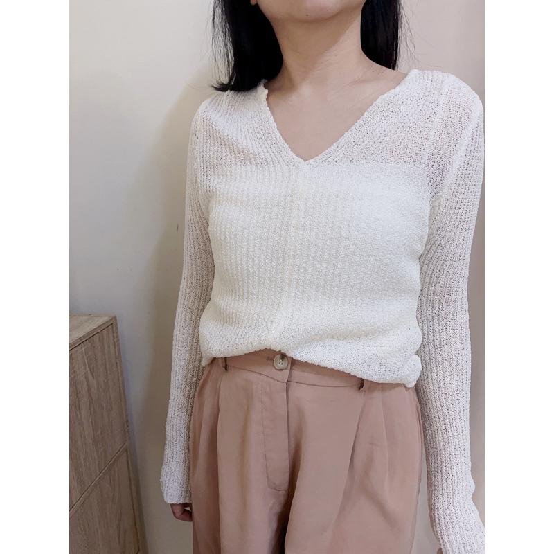 現貨♡ 薄款長袖 V領 針織上衣 鏤空 春季 修身 寬鬆 針織衫 設計感上衣-細節圖9