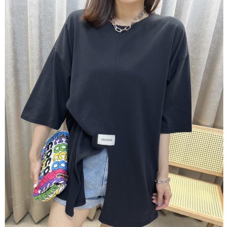 現貨♡ 600186 前車章 開叉 後英文 中長版T 蓋屁屁 大尺碼 五分袖 女上衣 五分袖T恤 五分袖上衣 女五分袖-細節圖4