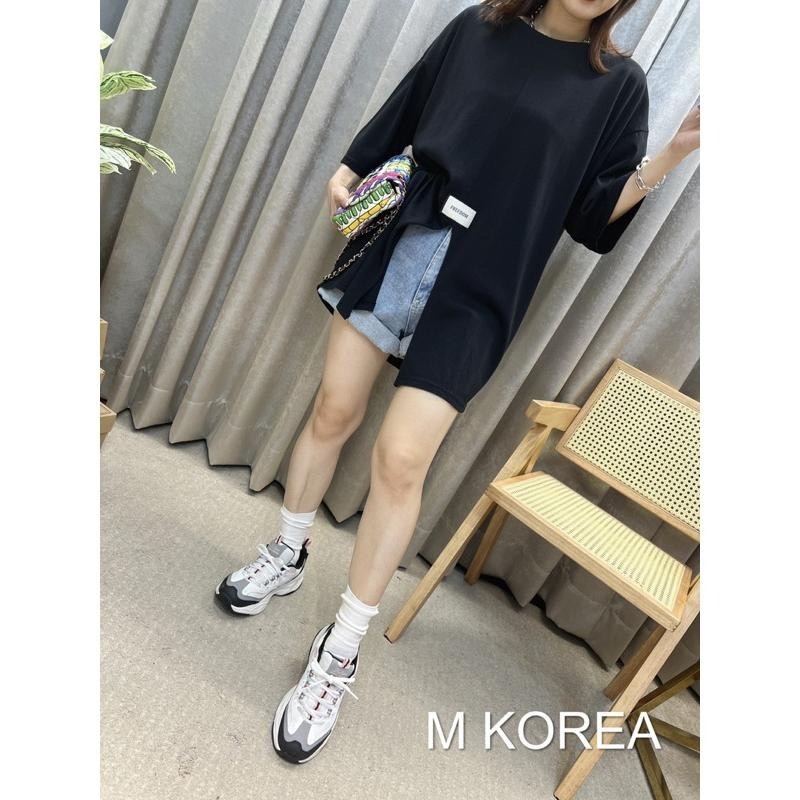 現貨♡ 600186 前車章 開叉 後英文 中長版T 蓋屁屁 大尺碼 五分袖 女上衣 五分袖T恤 五分袖上衣 女五分袖-細節圖5