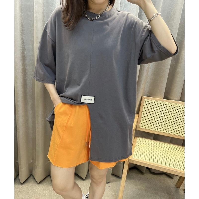 現貨♡ 600186 前車章 開叉 後英文 中長版T 蓋屁屁 大尺碼 五分袖 女上衣 五分袖T恤 五分袖上衣 女五分袖-細節圖7