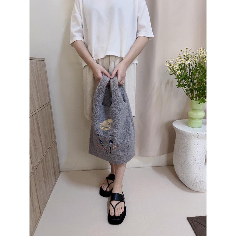 現貨𖤐 兔子魚║羔毛 刺繡 小象 大象 手提袋 冬天手提 可愛 外出手提袋-細節圖2