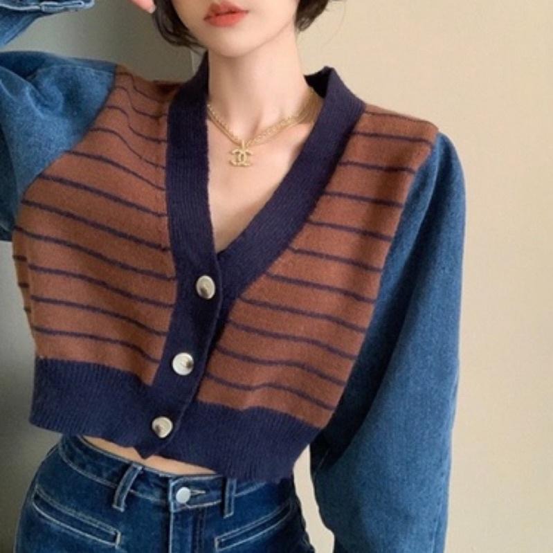 現貨𖤐 兔子魚║ 210030 V領 排釦 針織 條紋 短版上衣 短版長袖 拼接 牛仔袖 長袖上衣 女上衣-細節圖2