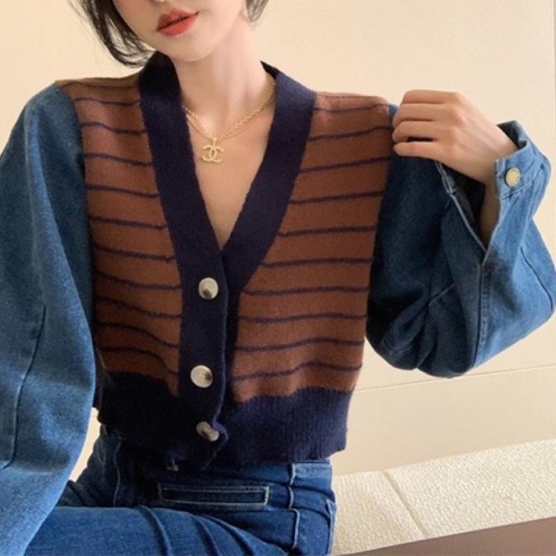現貨𖤐 兔子魚║ 210030 V領 排釦 針織 條紋 短版上衣 短版長袖 拼接 牛仔袖 長袖上衣 女上衣-細節圖3