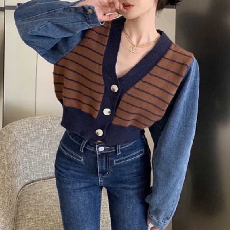 現貨𖤐 兔子魚║ 210030 V領 排釦 針織 條紋 短版上衣 短版長袖 拼接 牛仔袖 長袖上衣 女上衣-細節圖4