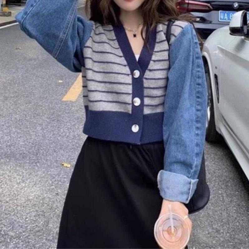 現貨𖤐 兔子魚║ 210030 V領 排釦 針織 條紋 短版上衣 短版長袖 拼接 牛仔袖 長袖上衣 女上衣-細節圖5