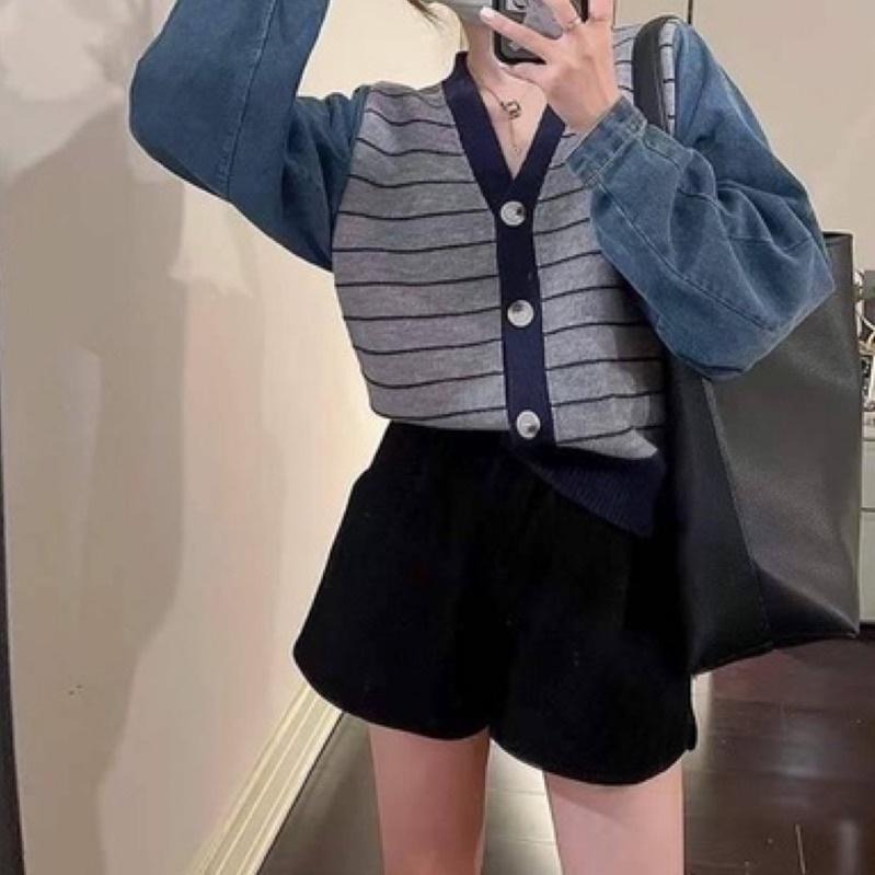 現貨𖤐 兔子魚║ 210030 V領 排釦 針織 條紋 短版上衣 短版長袖 拼接 牛仔袖 長袖上衣 女上衣-細節圖7