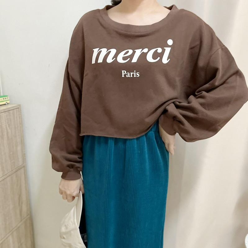 現貨𖤐 兔子魚║秋冬款 短版 不修邊下擺 寬鬆 大學T 長袖T恤 長袖上衣 短版上衣 秋冬款 英文-細節圖5