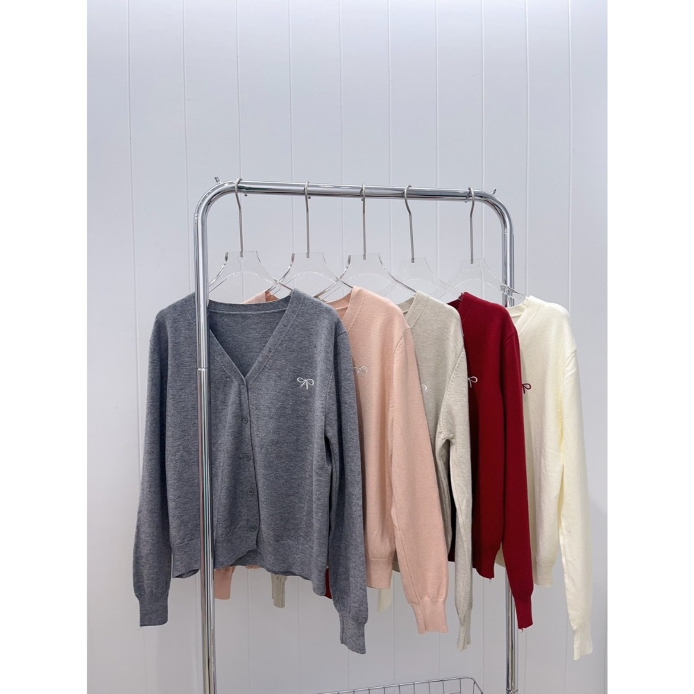 現貨𖤐兔子魚✓║1089 質感罩衫 包芯紗罩衫 刺繡罩衫 蝴蝶結外套 排扣罩衫 針織罩衫 針織上衣 針織外套-細節圖5