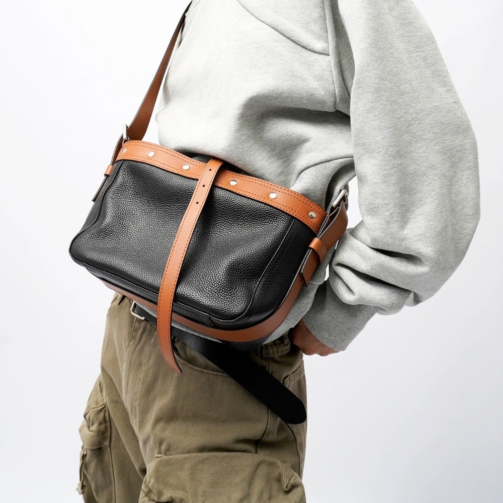 《4AM寅選》山林火山 斜跨包 新品 通勤包 隨身包 頭層牛皮 原創 設計款 潮流 穿搭 男款女款-細節圖5
