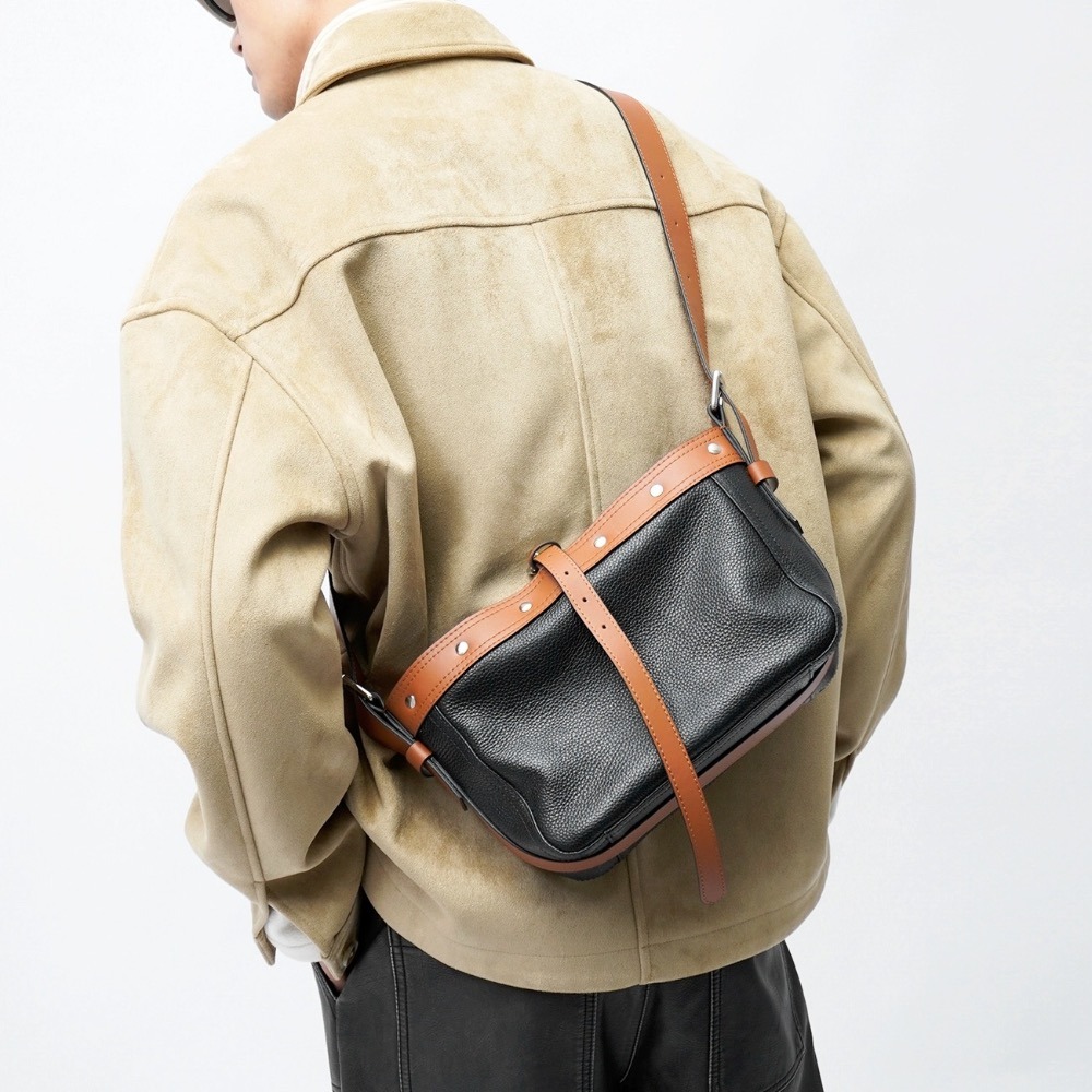 《4AM寅選》山林火山 斜跨包 新品 通勤包 隨身包 頭層牛皮 原創 設計款 潮流 穿搭 男款女款-細節圖6