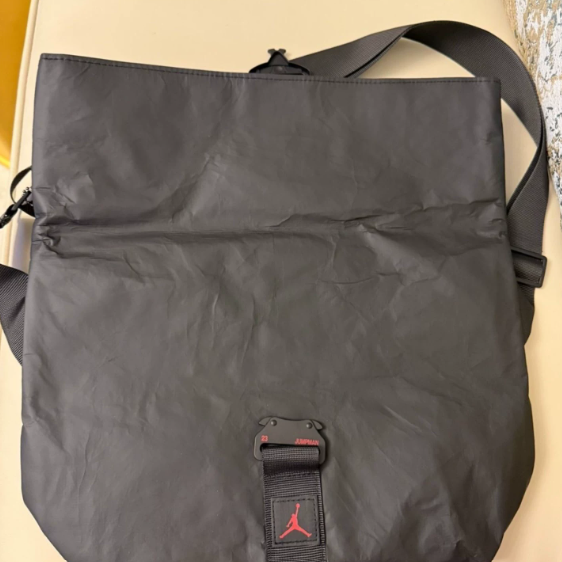 《4AM寅選》 JORDAN NIKE 喬丹 單肩通勤包 單肩包 隨身包 通勤 旅行 外出 斜挎包 側背包 大容量-細節圖2