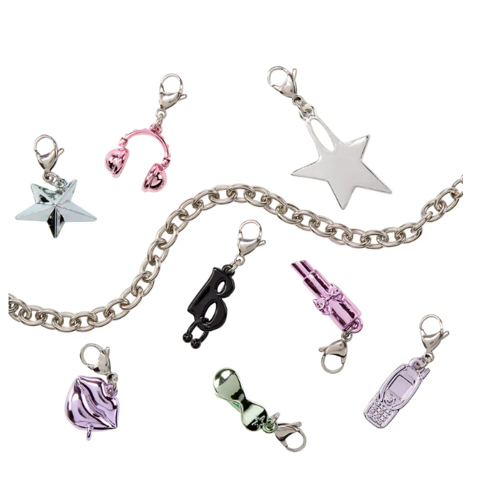 Bratz Charmz Yasmin 雅絲敏時尚娃娃 銀色金屬風 附手鍊吊飾 全新未拆封-細節圖7