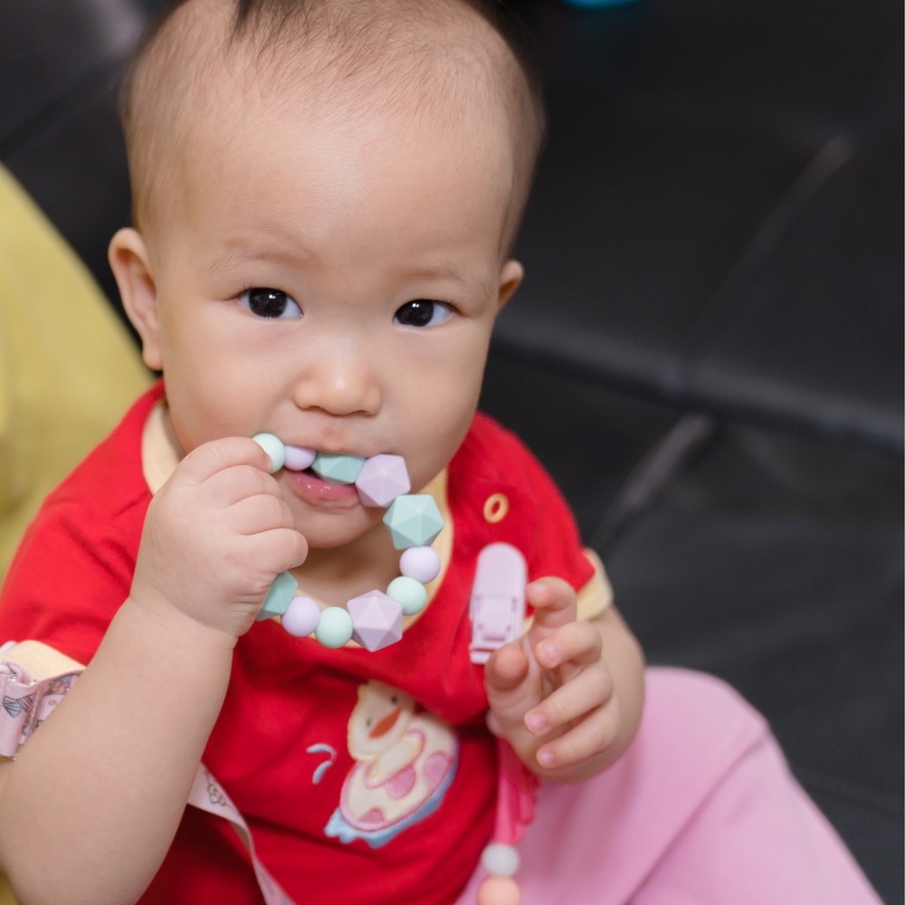 寶寶玩具 寶寶口慾期 奶嘴綁繩 感官刺激 托兒所用 嬰兒統感 寶寶手環 洗碗機可用 矽膠玩具 矽膠奶嘴夾 彌月禮物-細節圖3