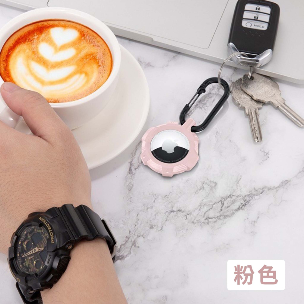 山水之寶｜AirTag 定位追蹤器＆防丟器／簡約碳纖維紋矽膠保護套／一體成形扣環設計／可扣寵物項圈／行李箱書包背包筆電包-細節圖2