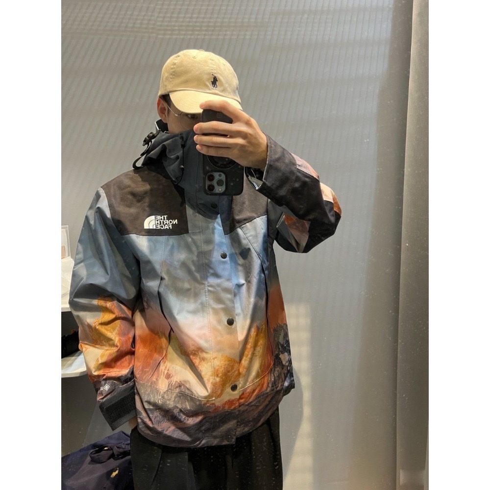 TNF  2024-日照金山-暗夜森林-衝鋒衣男女同款-細節圖4