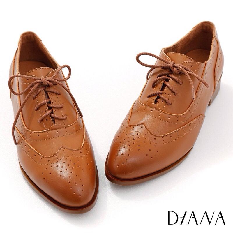 DIANA 3cm 真皮 質感牛皮 水染擦色 綁帶 尖頭 低跟 牛津雕花鞋-焦糖-細節圖2
