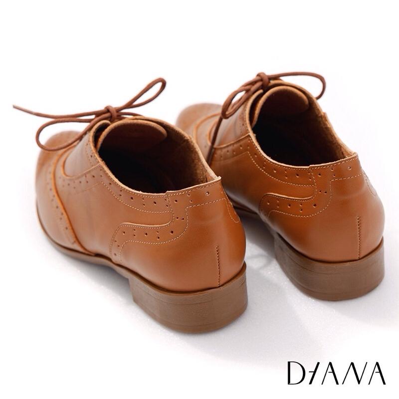 DIANA 3cm 真皮 質感牛皮 水染擦色 綁帶 尖頭 低跟 牛津雕花鞋-焦糖-細節圖3