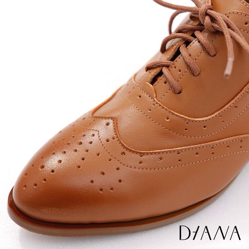 DIANA 3cm 真皮 質感牛皮 水染擦色 綁帶 尖頭 低跟 牛津雕花鞋-焦糖-細節圖5