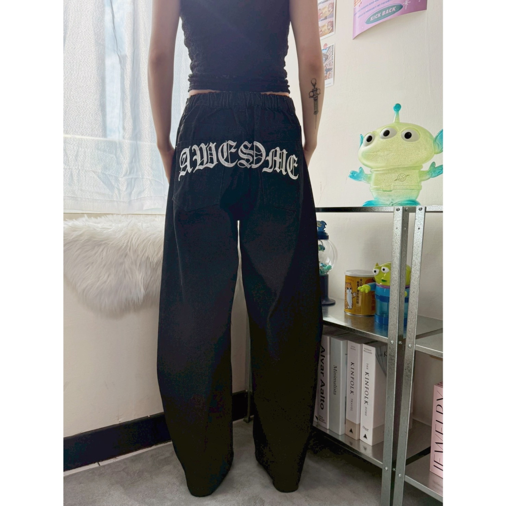 Jone.刺繡字母彎刀褲-細節圖10