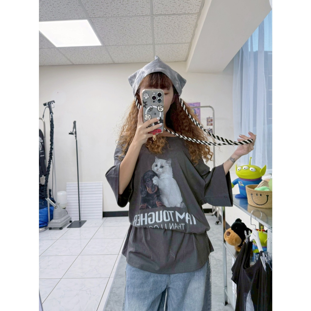 July.貓貓臘腸寬肩T恤-細節圖2