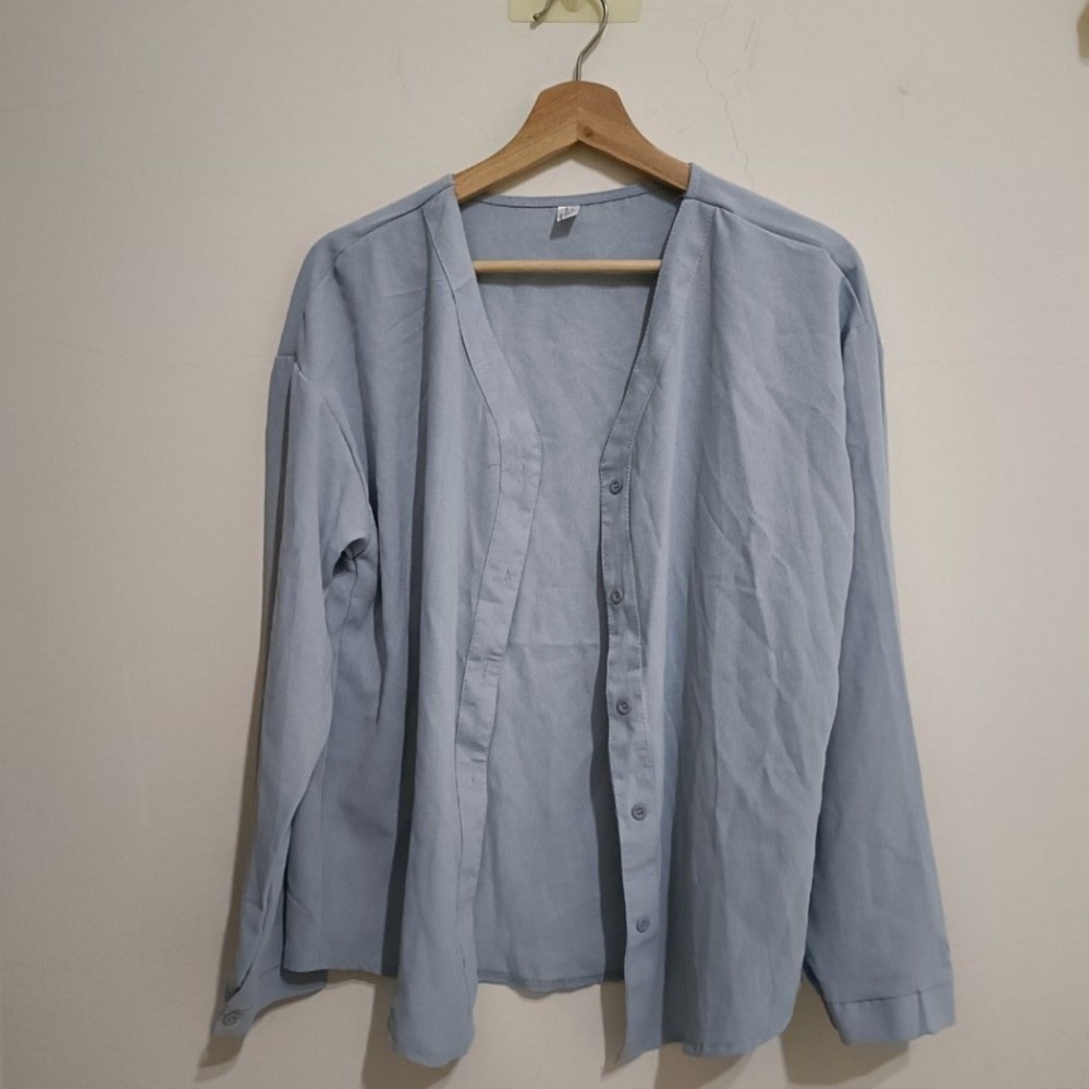 溫柔藍韓版v領雪紡材質襯衫，可當薄外套、罩衫，全新.尺寸S~L可穿.全新僅下水-細節圖7