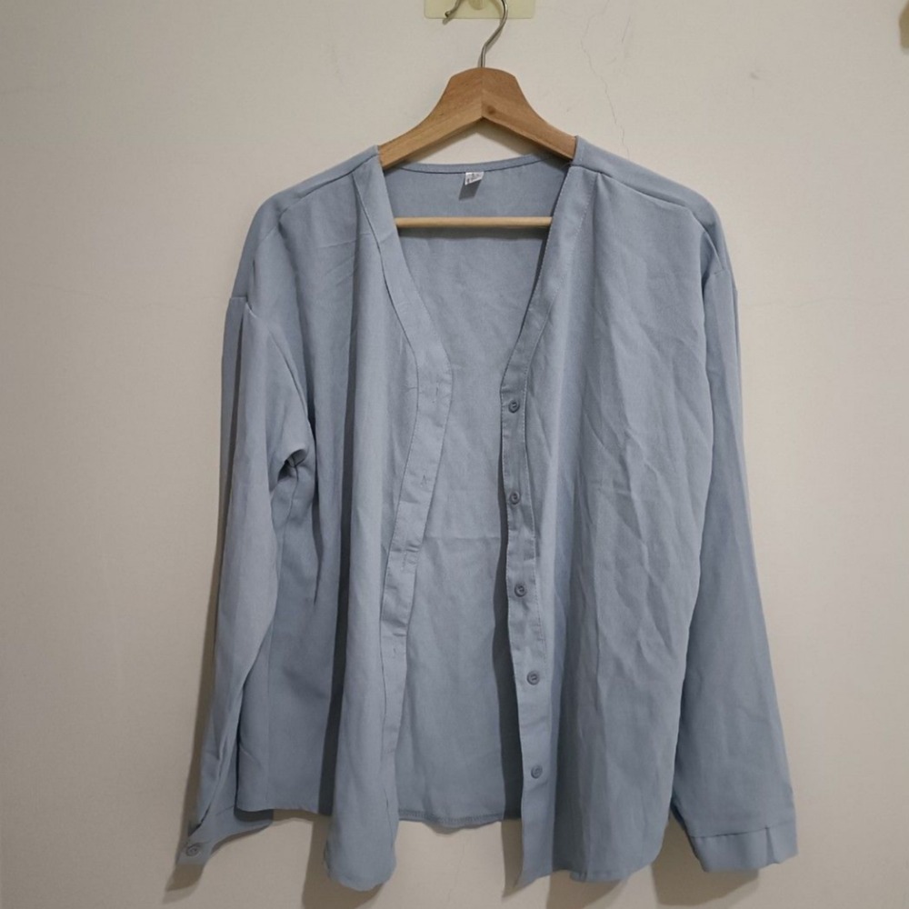 溫柔藍韓版v領雪紡材質襯衫，可當薄外套、罩衫，全新.尺寸S~L可穿.全新僅下水-細節圖7