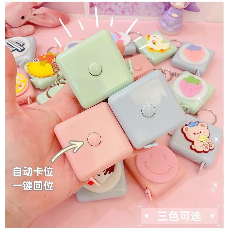 【苗栗現貨&含發票】 方形小捲尺 馬卡龍捲尺 迷你捲尺 捲尺 卷尺 皮尺 軟尺 量尺 自動伸縮 伸縮尺 量衣尺 一鍵回收-細節圖5
