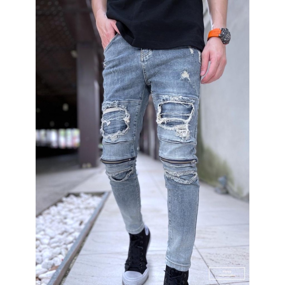 『老爺有喜』重磅不對稱補丁膝拉鍊小直筒褲 機車褲 彈性牛仔破褲 顯瘦修身窄管 補丁破壞牛仔褲(NOF22033522)-細節圖3