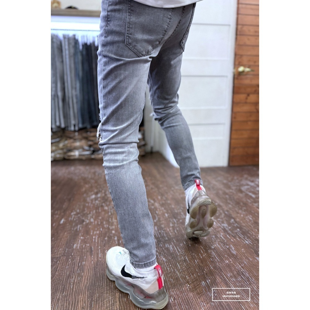 『老爺有喜』重磅淺灰白雙膝黑補丁小直筒褲 水泥灰 牛仔破褲 顯瘦修身窄管 補丁破壞 淺色牛仔褲(NOF2204993)-細節圖2