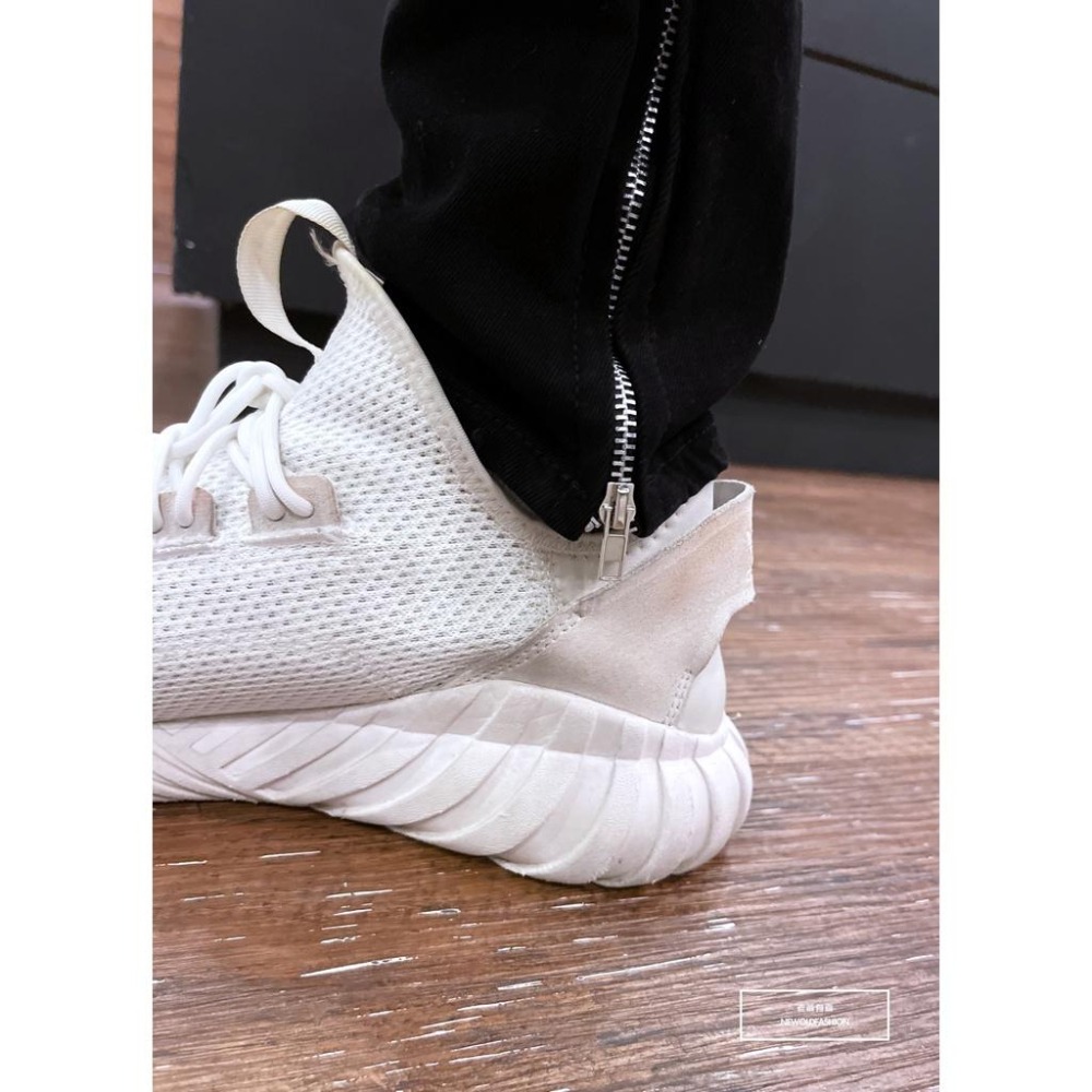 『老爺有喜』重磅闇黑波浪紋補丁小直筒褲 機車褲 彈性牛仔 破褲 顯瘦修身窄管 補丁破壞牛仔褲(NOF22033106)-細節圖7