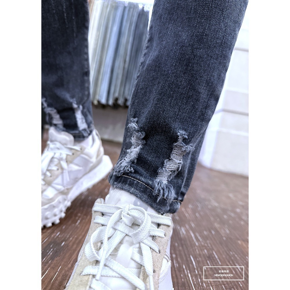 『老爺有喜』重磅潑漆破壞四洞補丁小直筒 彈性抽鬚 深色牛仔破褲 顯瘦修身窄管 補丁破壞牛仔褲(NOF22093656)-細節圖5