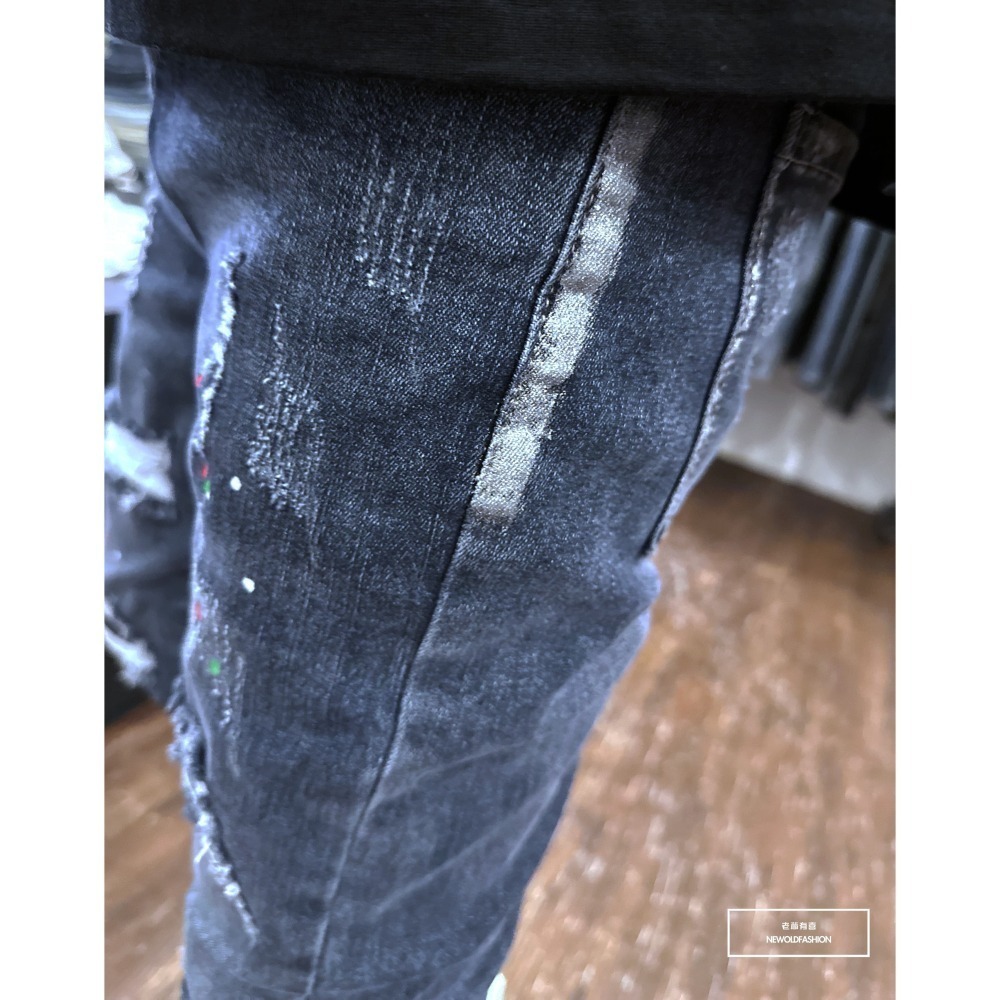 『老爺有喜』重磅潑漆破壞四洞補丁小直筒 彈性抽鬚 深色牛仔破褲 顯瘦修身窄管 補丁破壞牛仔褲(NOF22093656)-細節圖7