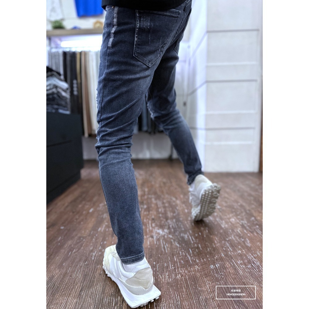 『老爺有喜』重磅潑漆破壞四洞補丁小直筒 彈性抽鬚 深色牛仔破褲 顯瘦修身窄管 補丁破壞牛仔褲(NOF22093656)-細節圖9