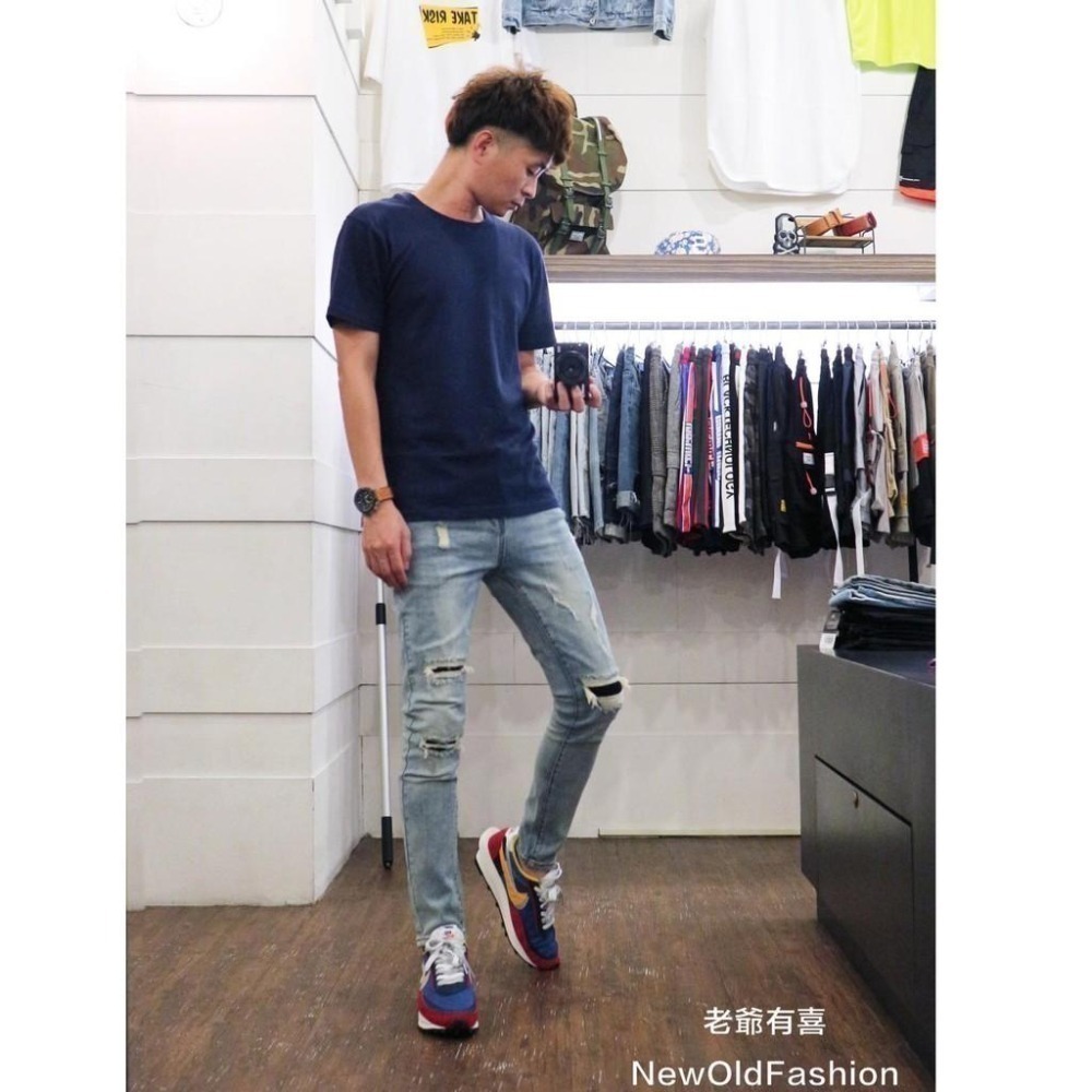 『老爺有喜』重磅淺刷白膝破壞補丁牛仔小直筒褲 彈性抽鬚 牛仔破褲 顯瘦 修身 窄管 補丁破壞 水洗刷白 水泥灰 牛仔褲-細節圖3