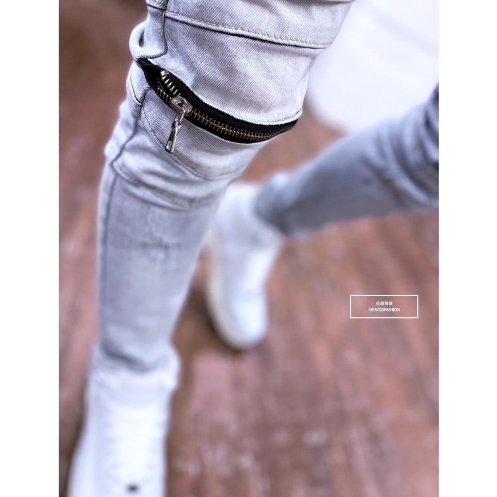 『老爺有喜』重磅淺灰白補丁膝拉鍊機車褲 皮革拼接 彈性抽鬚 牛仔破褲 顯瘦修身窄管 破壞牛仔褲(NOF2203613)-細節圖5