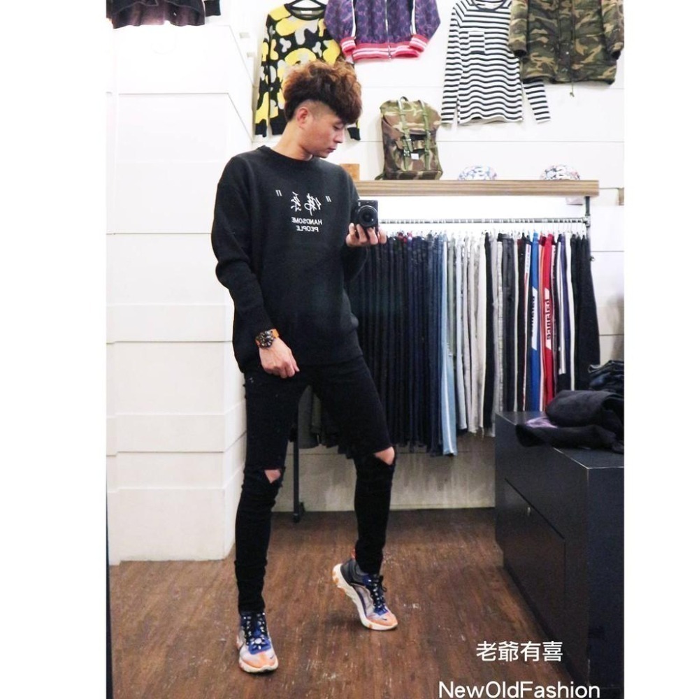 『老爺有喜』重磅T字破壞膝刀割彈性小直筒褲 黑褲 刀割 全黑 牛仔褲 牛仔破褲 顯瘦修身窄管 補丁破壞 深色牛仔褲-細節圖3