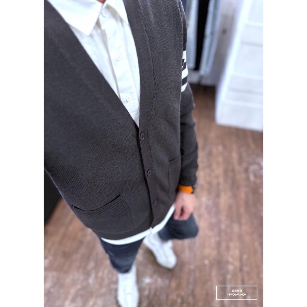 『老爺有喜』重磅四線條開襟針織罩衫-灰(NOF2210C67004)-細節圖2