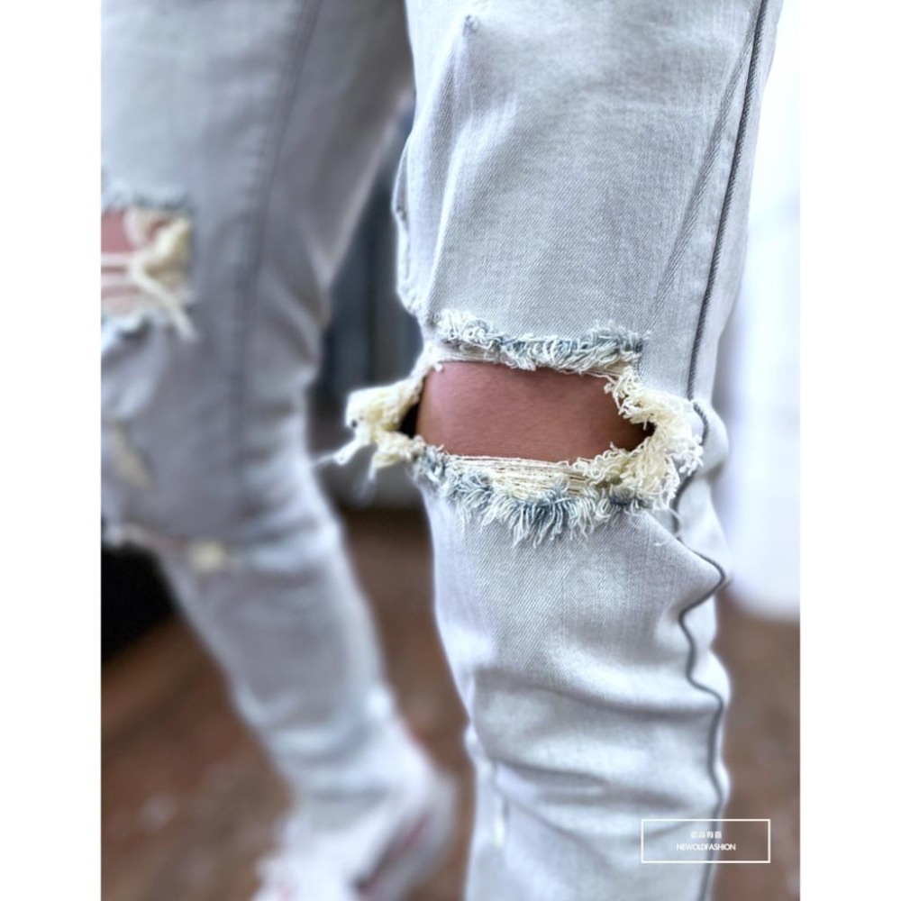 『新品上市』重磅水洗貓抓破壞小直筒 彈性極佳 牛仔破褲 顯瘦修身窄管 牛仔褲 極淺水洗 牛仔褲(NOF23063117)-細節圖4