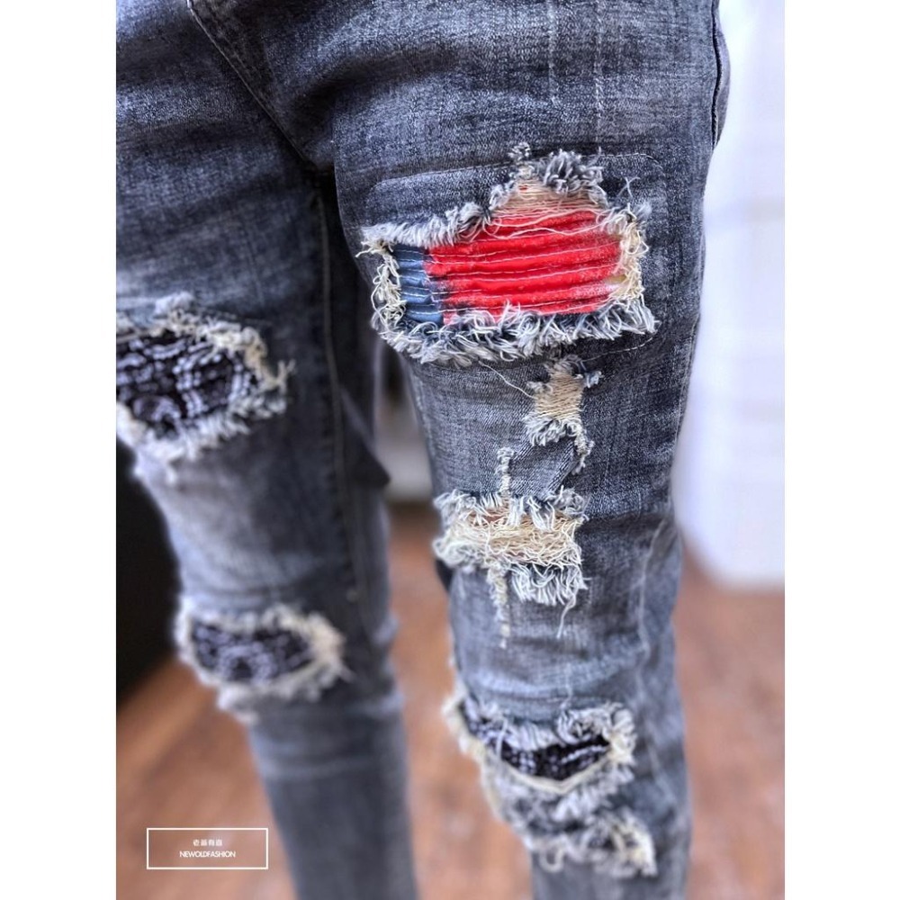 『老爺有喜』重磅紅藍波浪紋補丁小直筒褲 牛仔褲 牛仔破褲 顯瘦修身窄管 補丁破壞 淺色牛仔褲(NOF22063525)-細節圖4