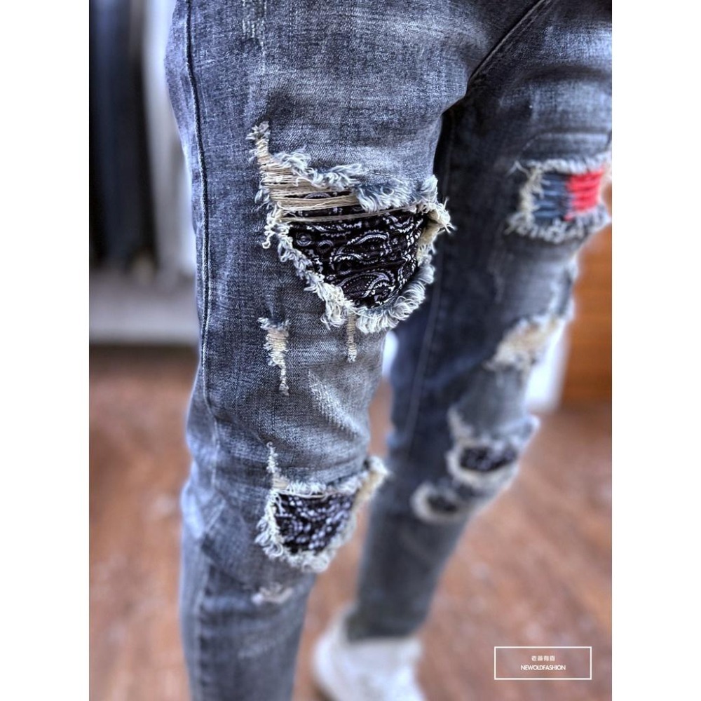 『老爺有喜』重磅紅藍波浪紋補丁小直筒褲 牛仔褲 牛仔破褲 顯瘦修身窄管 補丁破壞 淺色牛仔褲(NOF22063525)-細節圖5