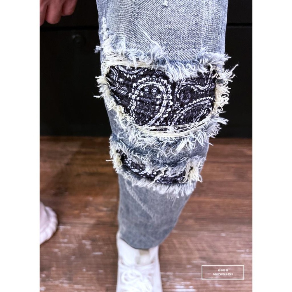 『老爺有喜』重磅紅藍波浪紋補丁小直筒褲 牛仔褲 牛仔破褲 顯瘦修身窄管 補丁破壞 淺色牛仔褲(NOF22063525)-細節圖7