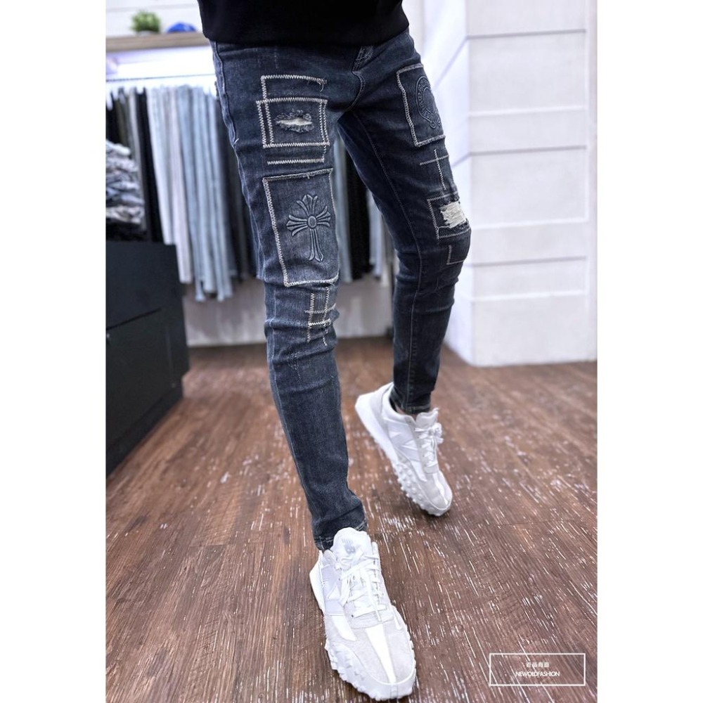 『老爺有喜』重磅十字立體壓紋補丁小直筒 深藍彈性抽鬚 牛仔破褲 顯瘦修身窄管 補丁破壞牛仔褲(NOF22093661)-細節圖2