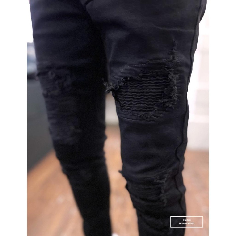『老爺有喜』重磅闇黑破壞補丁機車褲 黑褲 牛仔褲 牛仔破褲 顯瘦修身窄管 補丁破壞 深色牛仔褲(NOF22083602)-細節圖3
