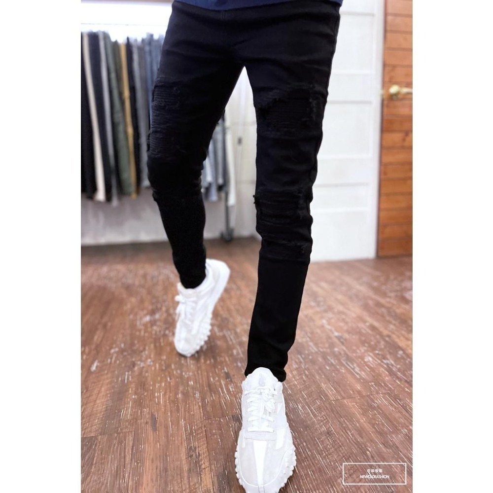 『老爺有喜』重磅闇黑破壞補丁機車褲 黑褲 牛仔褲 牛仔破褲 顯瘦修身窄管 補丁破壞 深色牛仔褲(NOF22083602)-細節圖4
