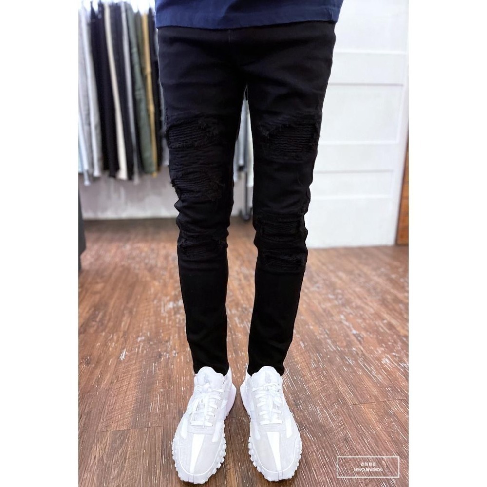 『老爺有喜』重磅闇黑破壞補丁機車褲 黑褲 牛仔褲 牛仔破褲 顯瘦修身窄管 補丁破壞 深色牛仔褲(NOF22083602)-細節圖6